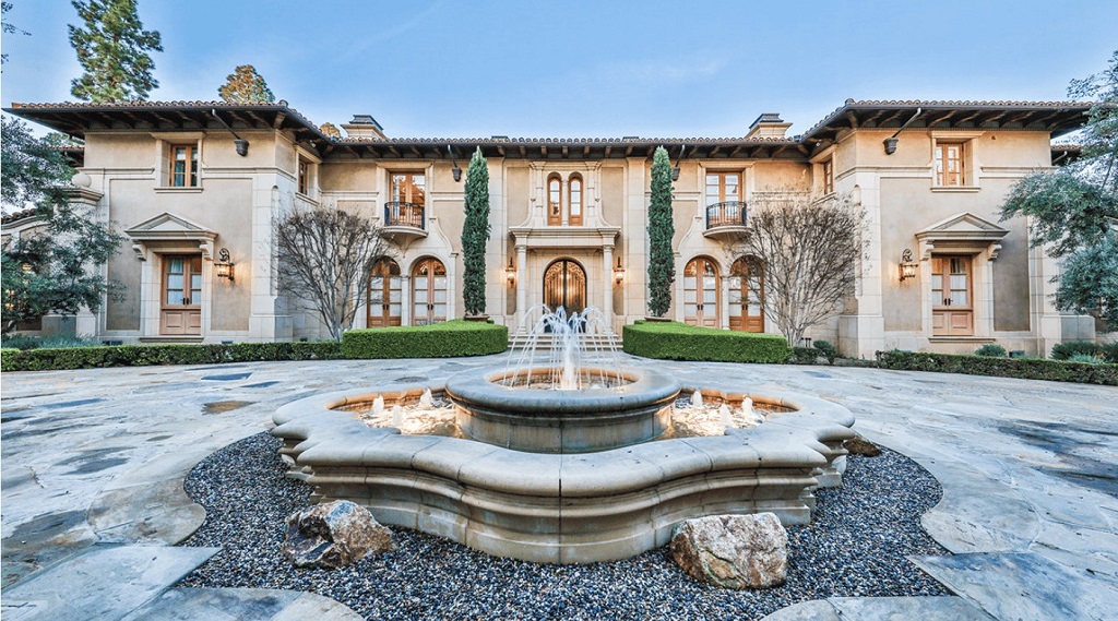 What architectural styles dominate Beverly Hills celebrity homes